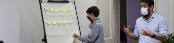 Deux personnes qui animent une formation