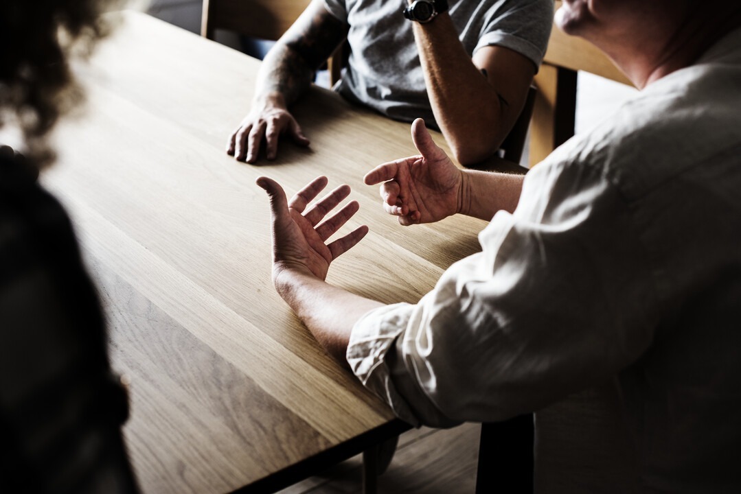 trois personnes en train de discuter