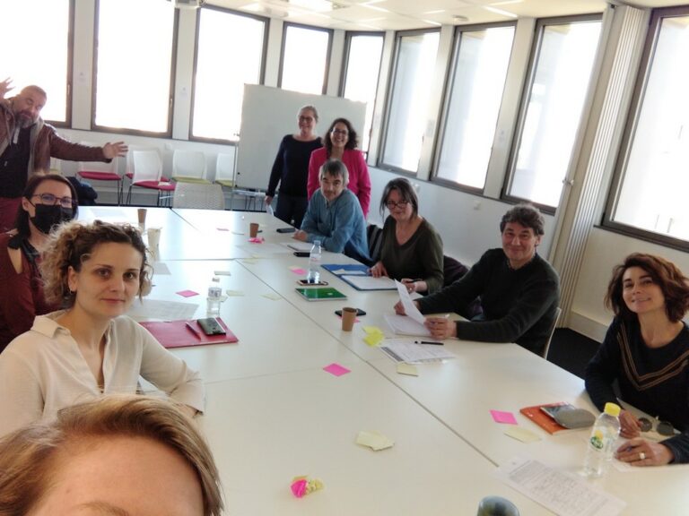 10 personnes autour d'une table participent à un atelier