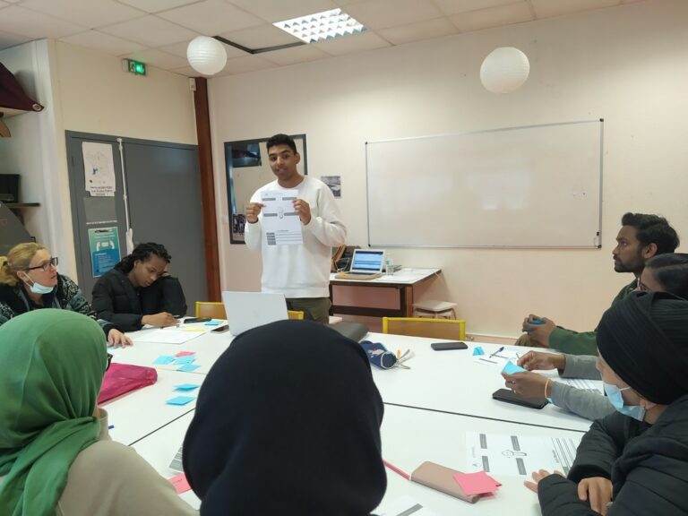 Un groupe de 8 personnes autour d'une table en atelier Activ'Boost