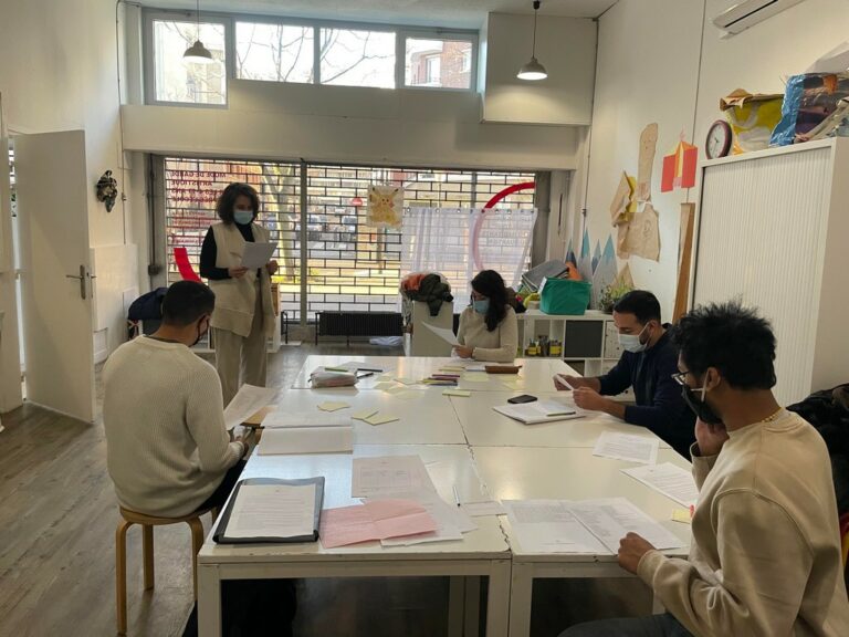 5 personnes autour d'une table participent à un atelier