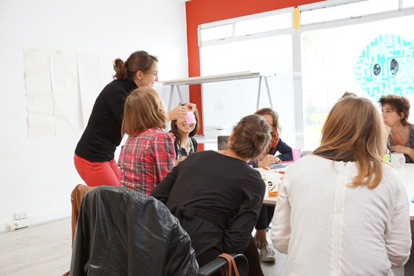 Photo de 7 femmes pendant un atelier collaboratif