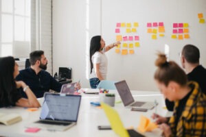 personne en train d'accompagner une équipe