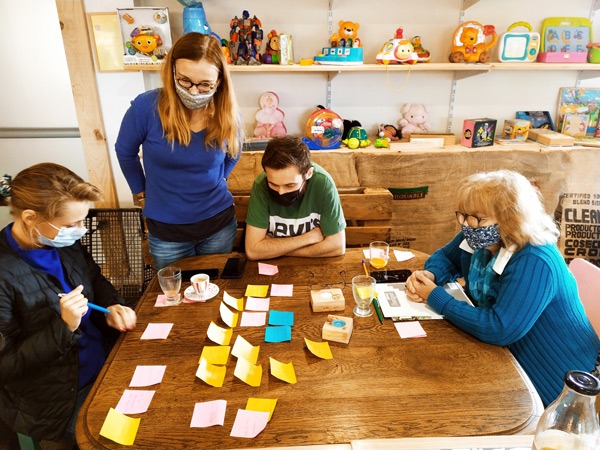 Photo de quatre personnes en train de participer à un atelier collaboratif