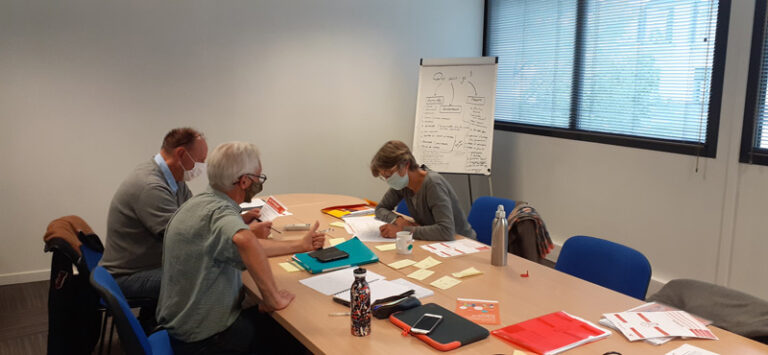 3 personnes autour d'un table pendant un atelier