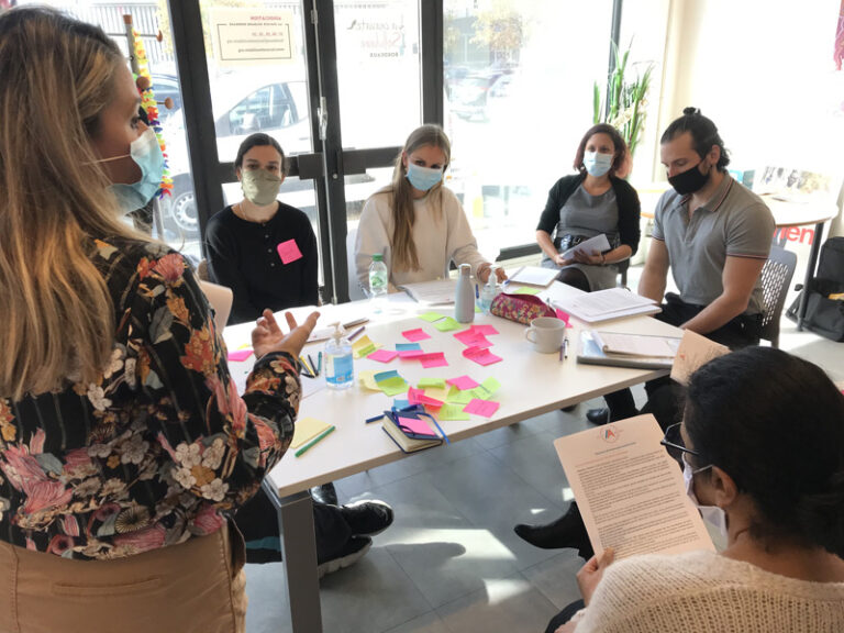 6 personnes autour d'une table durant un atelier