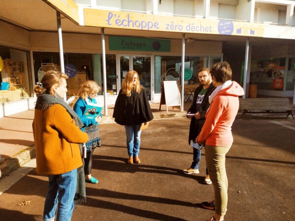5 personnes échangent en extérieur