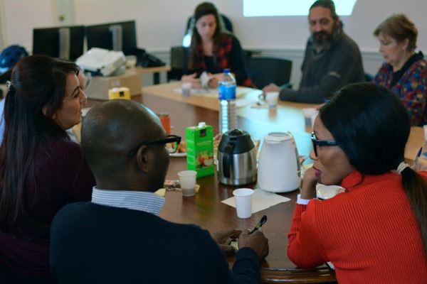 Photo lors d'un atelier avec 6 personnes assises autour d'une table