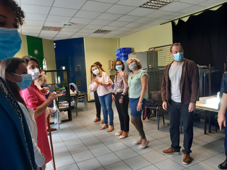 Photo de plusieurs partenaires debout lors d'un événement