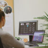 Une personne devant une ordinateur pendant un webinaire