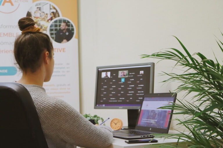 Une personne devant une ordinateur pendant un webinaire